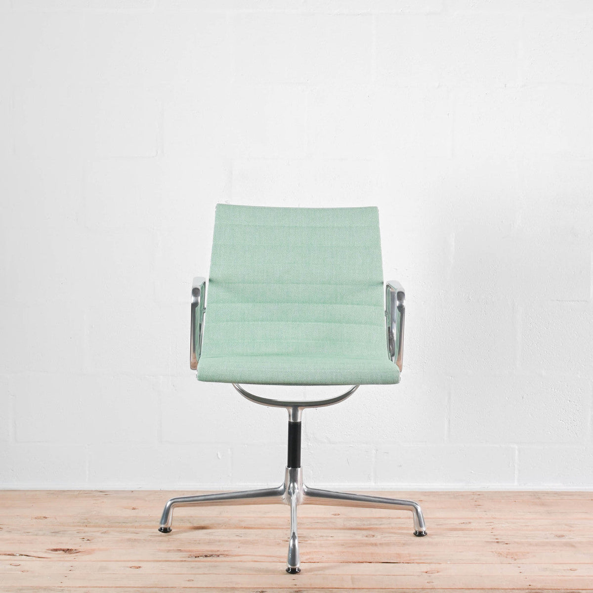 Vitra Eames EA 104 Chair Hopsak Fabric | Re-Lived