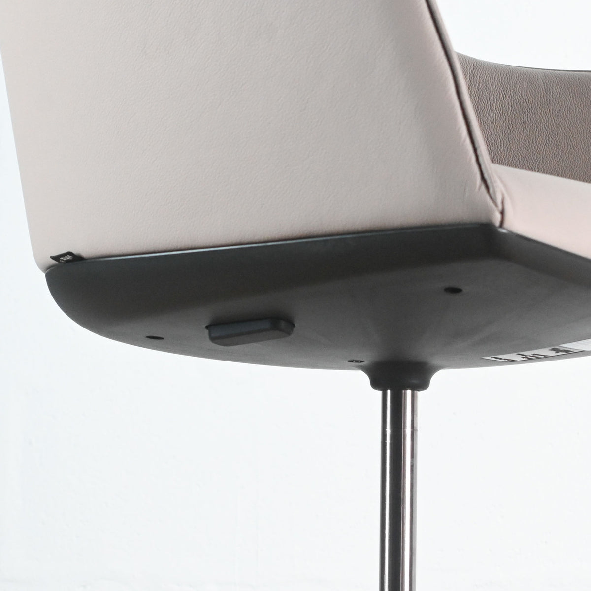 Vitra Softshell Chair 5 Star Base in Leather | Re-Lived