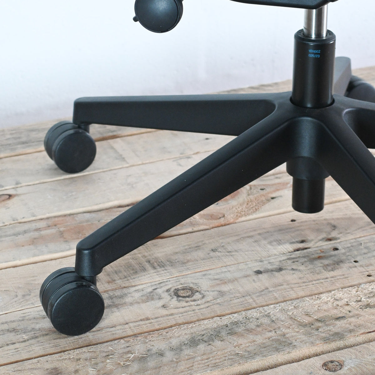Herman Miller Verus Black and White Triflex Office Chair | Re-Lived