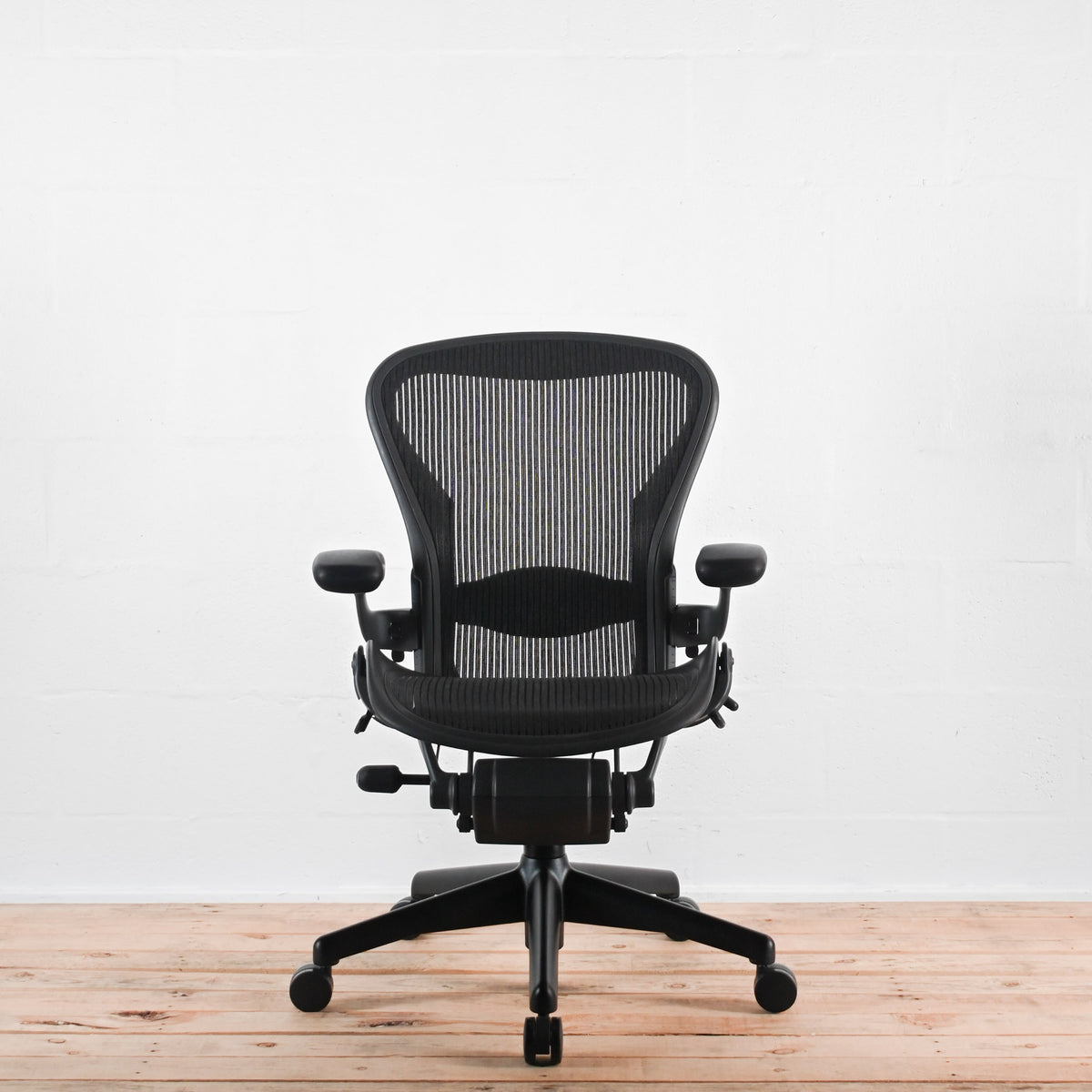 Herman Miller Aeron Classic Office Chair - Graphite / Classic Carbon