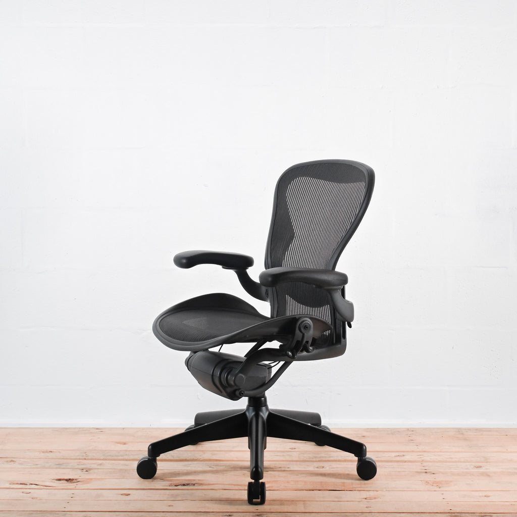 Herman Miller Aeron Classic Office Chair - Graphite / Classic Carbon