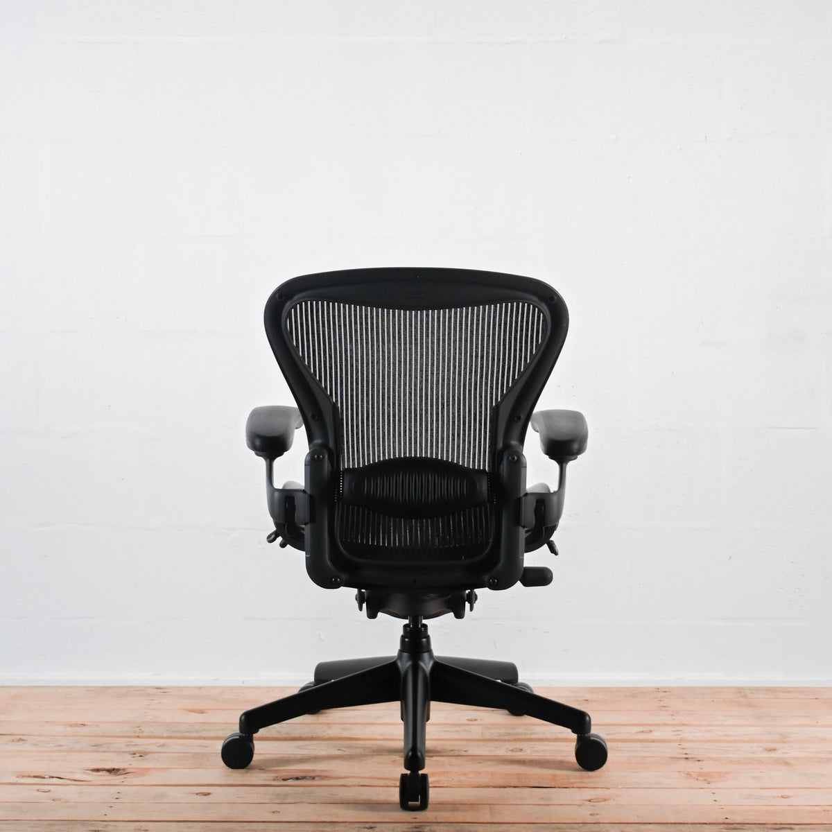 Herman Miller Aeron Classic Office Chair - Graphite / Classic Carbon