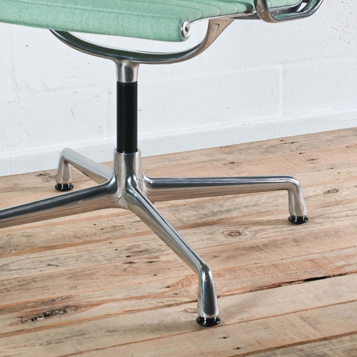 Vitra Eames EA 104 Chair Hopsak Fabric | Re-Lived