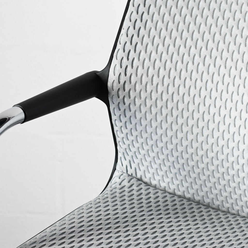 Vitra Unix Meeting Chair Ice Grey Diamond Mesh | Re-Lived