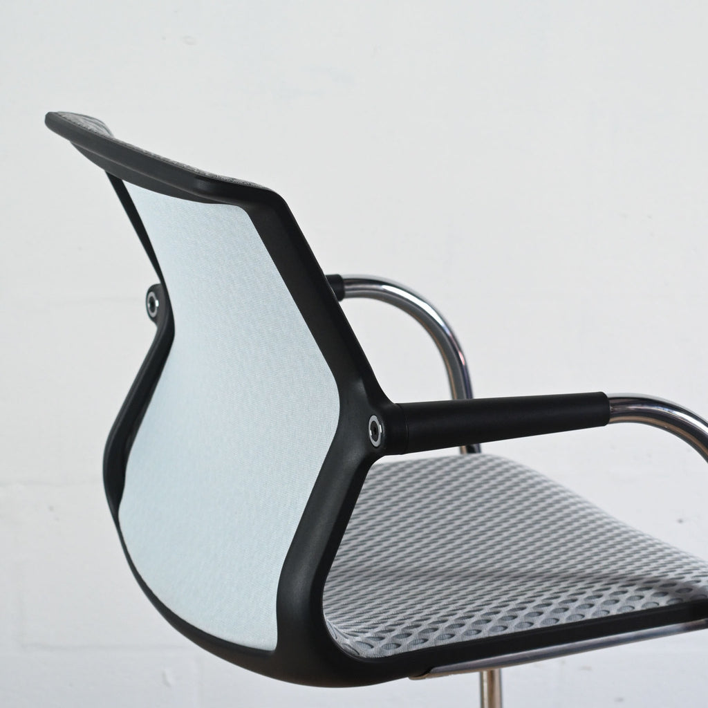 Vitra Unix Meeting Chair Ice Grey Diamond Mesh | Re-Lived
