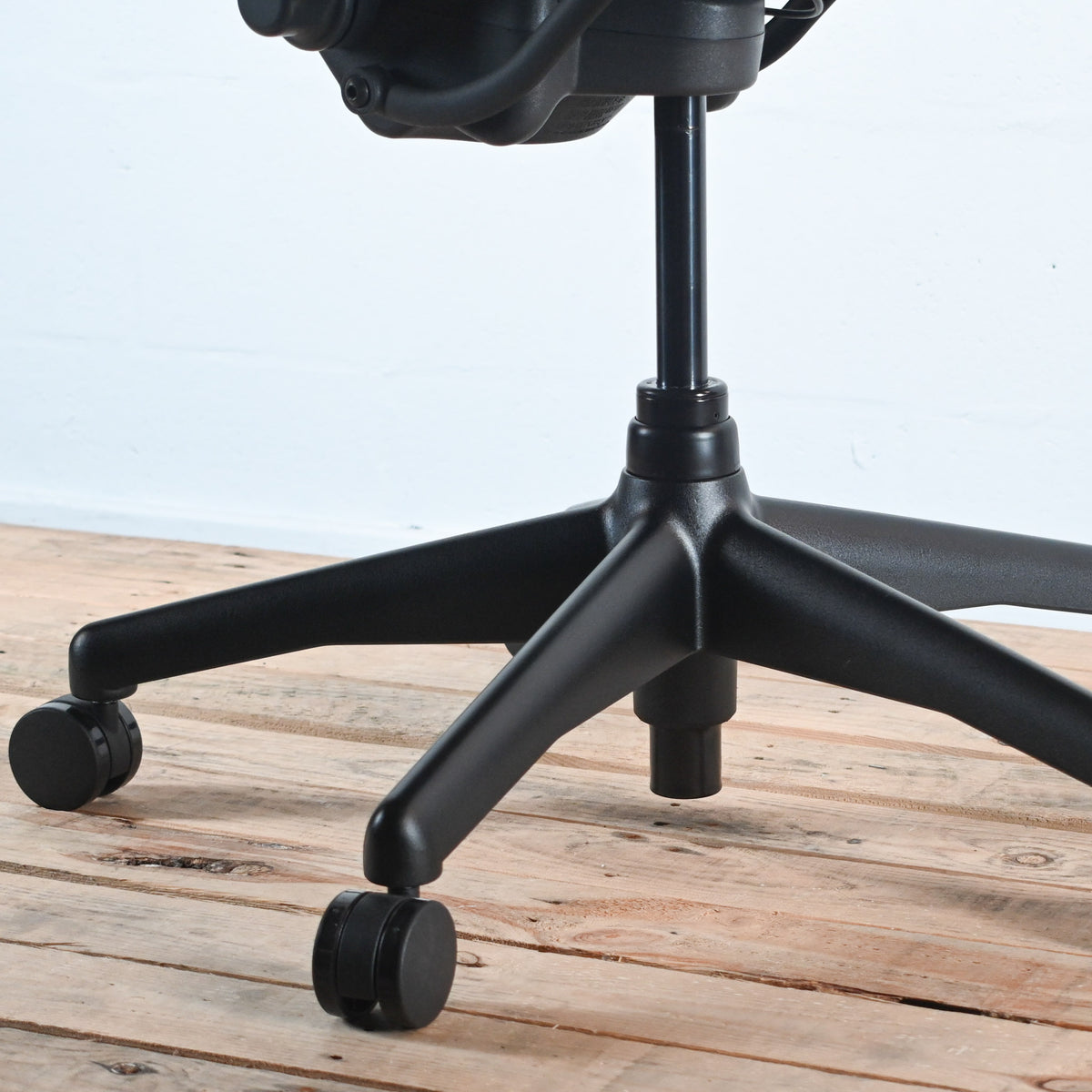 Herman Miller Aeron Classic Office Chair - Graphite / Classic Carbon