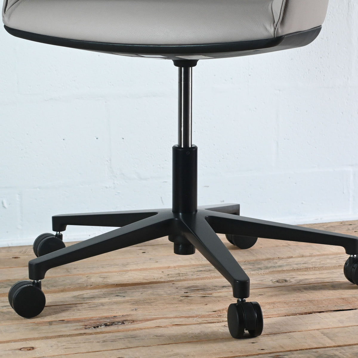 Vitra Softshell Chair 5 Star Base in Leather | Re-Lived