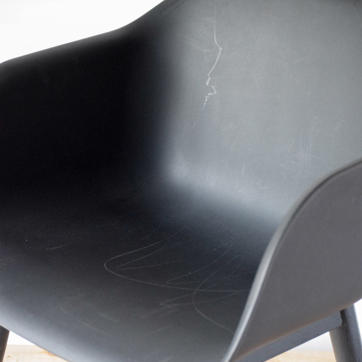 Muuto Fiber Armchair Black Shell / Wood Base | Re-Lived