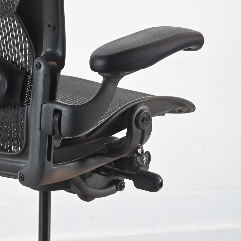 Herman Miller Aeron Classic Office Chair - Graphite / Classic Carbon