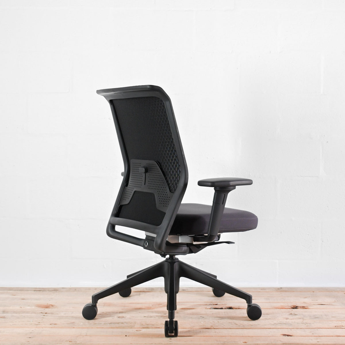 Vitra ID Mesh Black / Grey Office Chair | Re-Lived