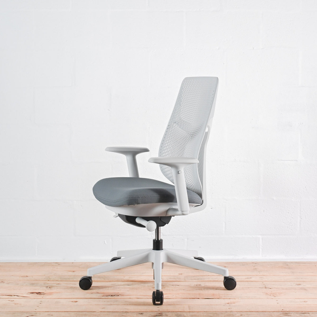 Herman Miller Verus Triflex Back Mineral Office Chair Special Edition | Re-Lived