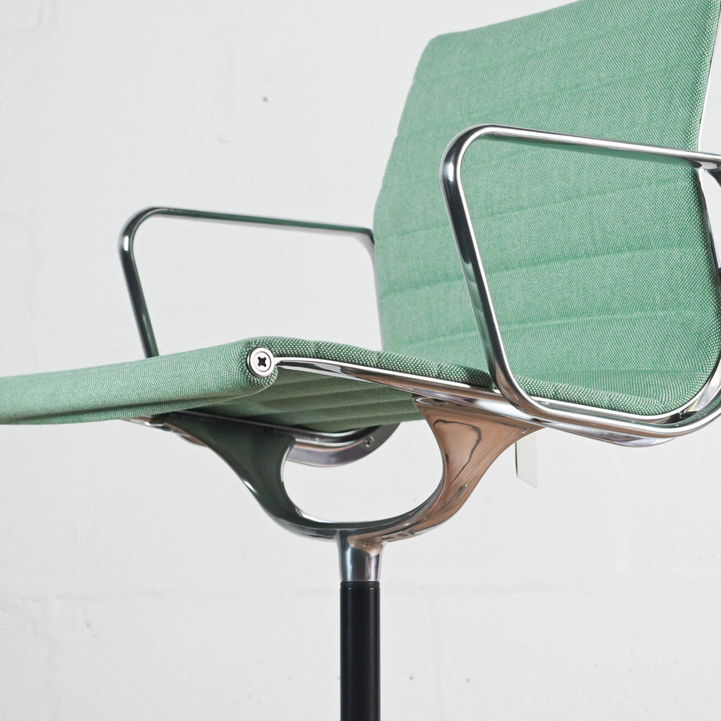 Vitra Eames EA 104 Chair Hopsak Fabric | Re-Lived
