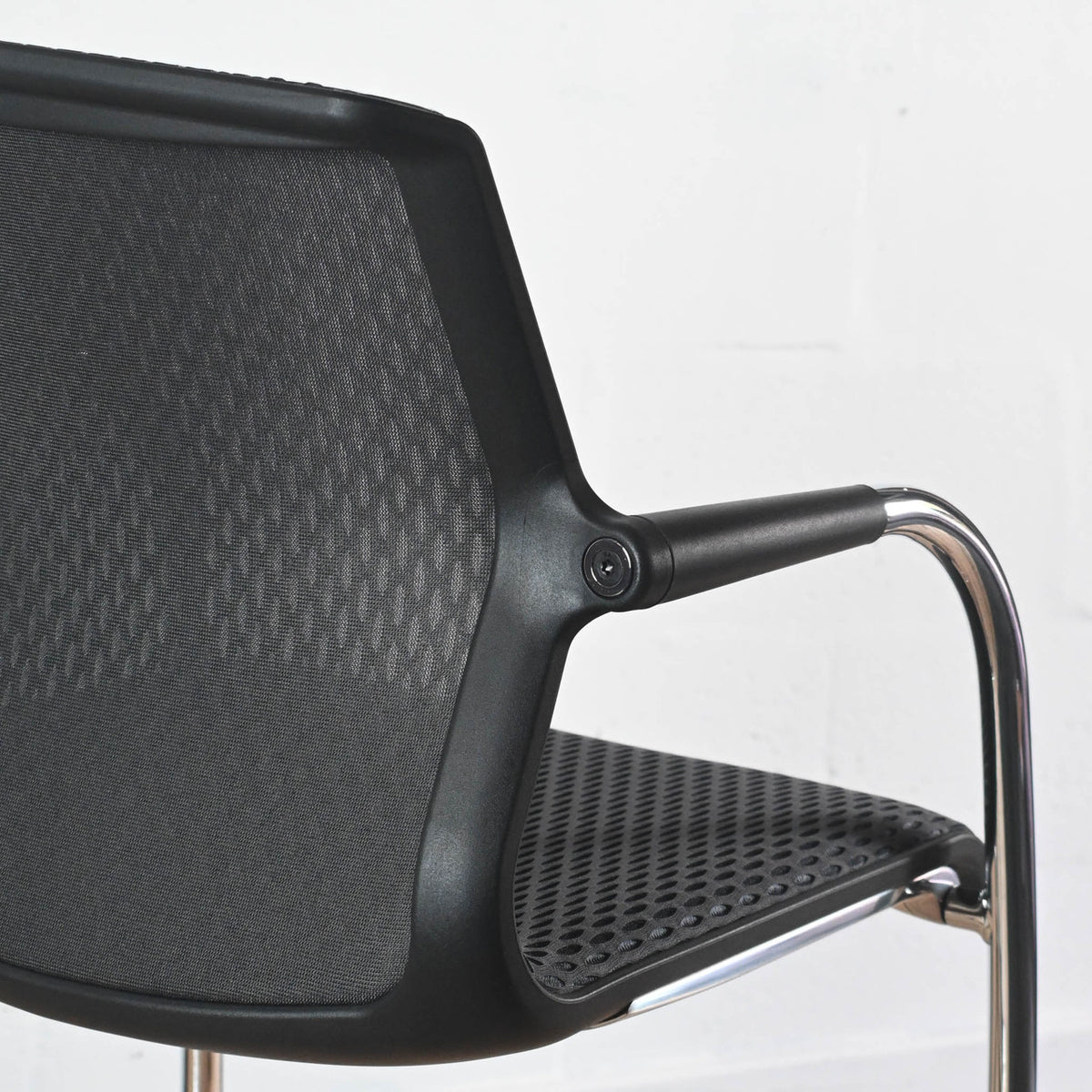 Vitra Unix Meeting Chair Asphalt Diamond Mesh | Re-Lived