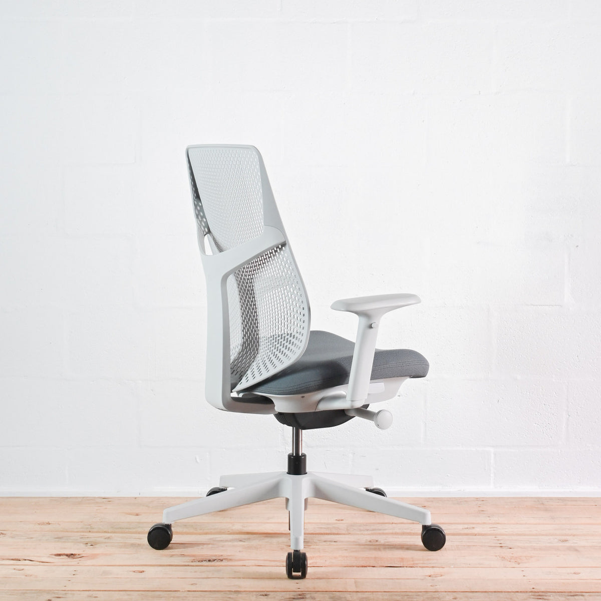 Herman Miller Verus Triflex Back Mineral Office Chair Special Edition | Re-Lived