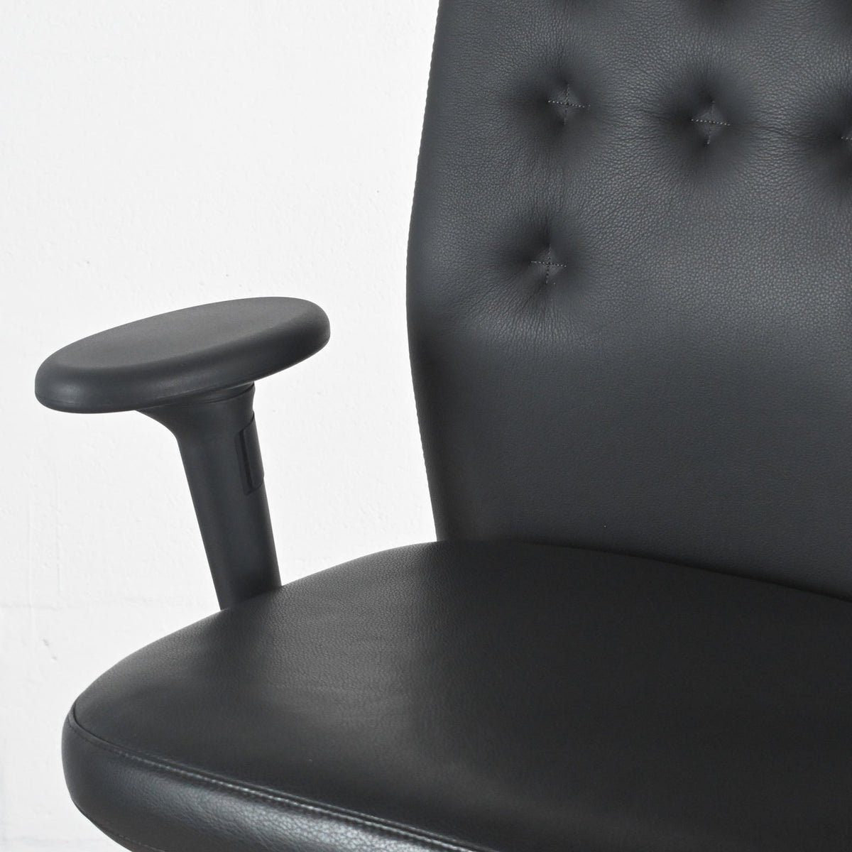 Vitra ID Trim Asphalt / Nero Leather Office Chair | Re-Lived