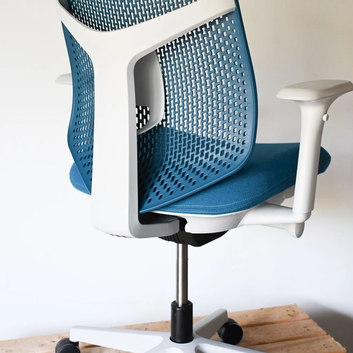 Herman Miller Verus Peacock Triflex Office Chair | Re-Lived
