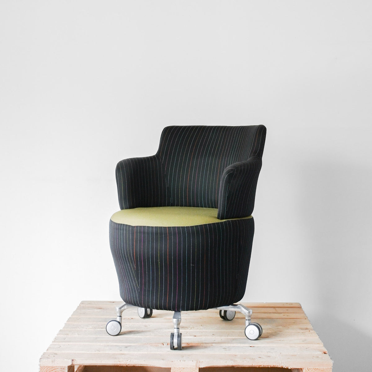 Orangebox Tarn Tub Black / Green Chair | Re-Lived