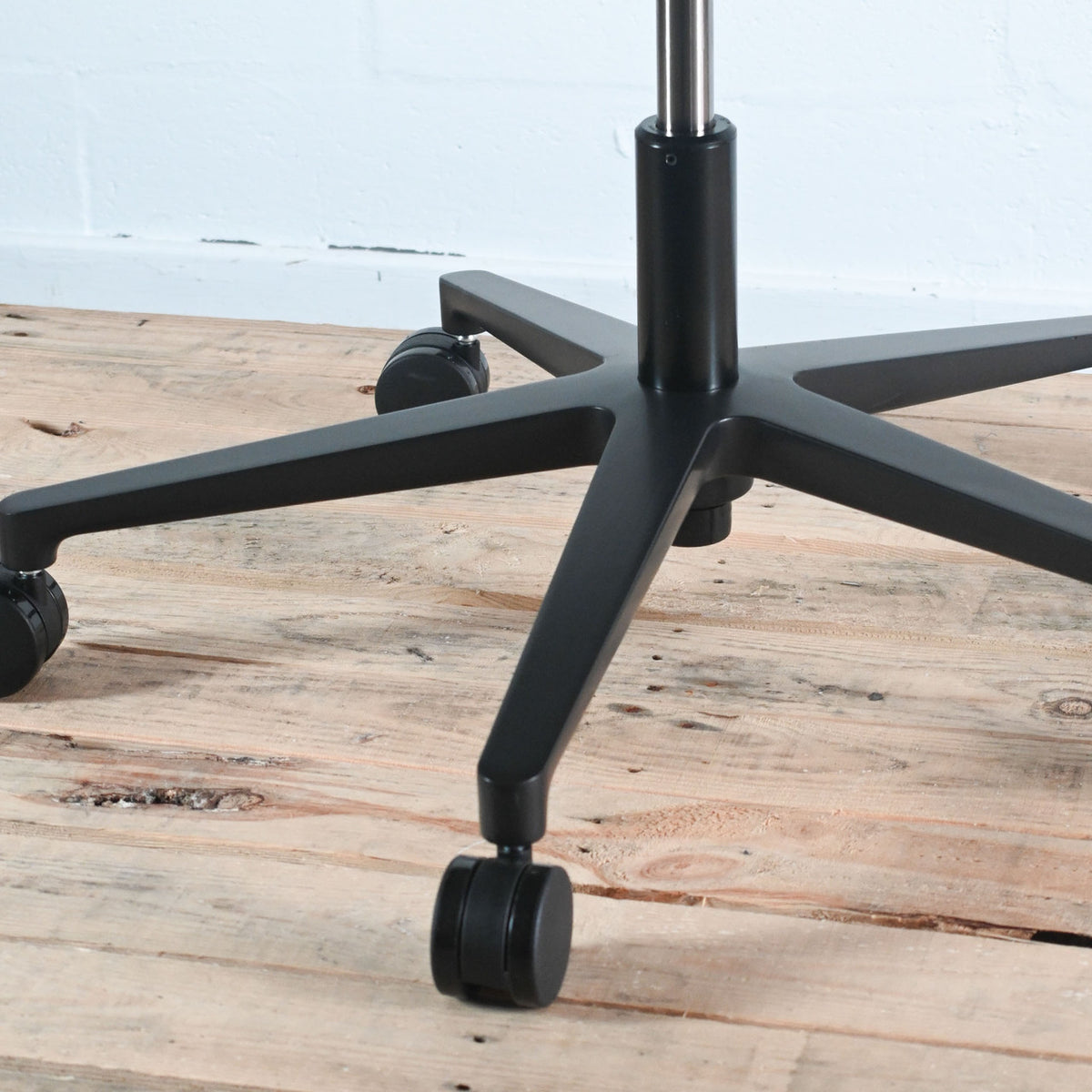 Vitra Softshell Chair 5 Star Base in Leather | Re-Lived